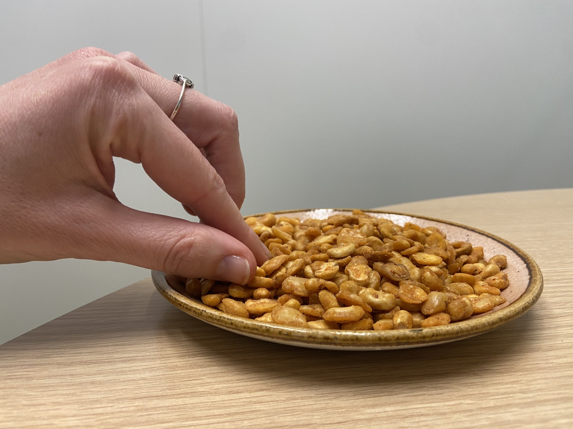Graines de féveroles toastées proposées pour l'apéro, comme celles de la startup Chiche  ©Marie Dubot